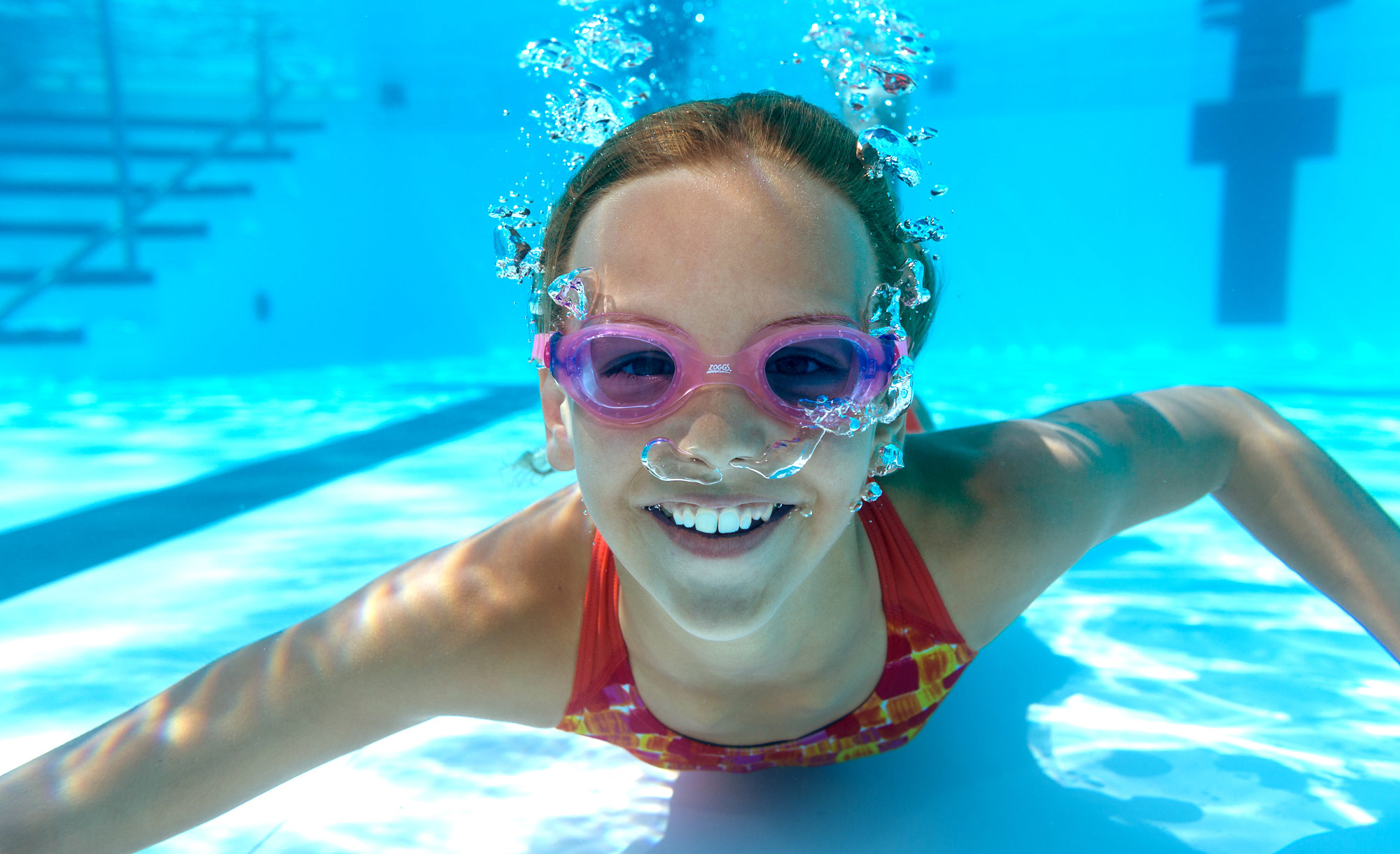 Child underwater in Zoggs goggles